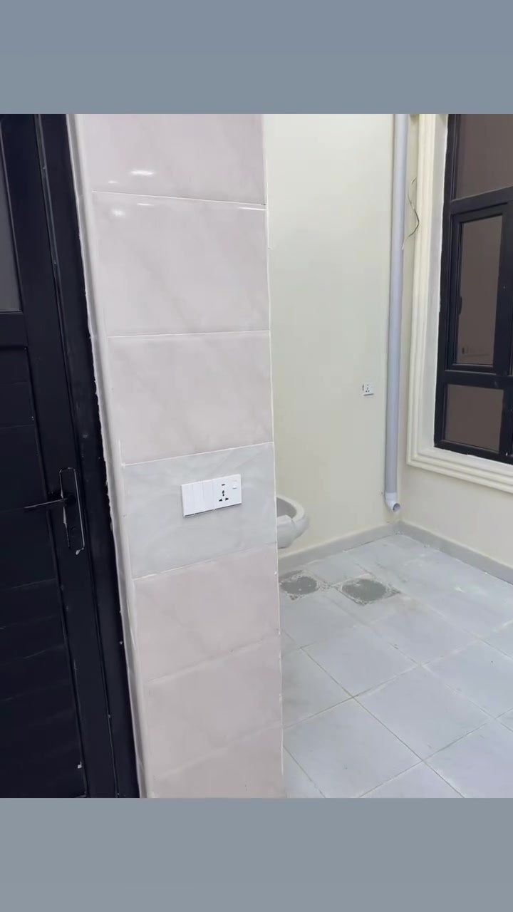 فرصة سكنية مميزة في بعقوبة 🌟📞***********📞
للبيع مشتملان حديثان (عدد 2) بتصميم عصري وموقع خدمي ممتاز.                  
 المساحة: 100 متر مربع لكل مشتمل.
 الابعاد: عرض 5 متر × نزال 20 متر.
 البناء: طابق واحد .
📌 التفاصيل والتوزيع:
 الطابق الأول: استقبال، صالة، مطبخ، غرفة نوم، وصحيات.
 الطابق الثاني: بيتونه على عرض الصاله
💡 الخدمات والمميزات:
 الخدمات: متكاملة (ماء، كهرباء، تبليط).
 الشوارع: شارع واسع بعرض 10 أمتار.
 الوثيقة: سند 25.ملك صرف
 العنوان: ديالى - بعقوبة - تقاطع القدس (دور الزراعة)،  الثالثة.

لاستفسار الرقم أو مراجعة مكتب الحمداني للعقار 

                            ☎️***********☎️

نص مكتوب في الصور:
- مكتب الحمداني