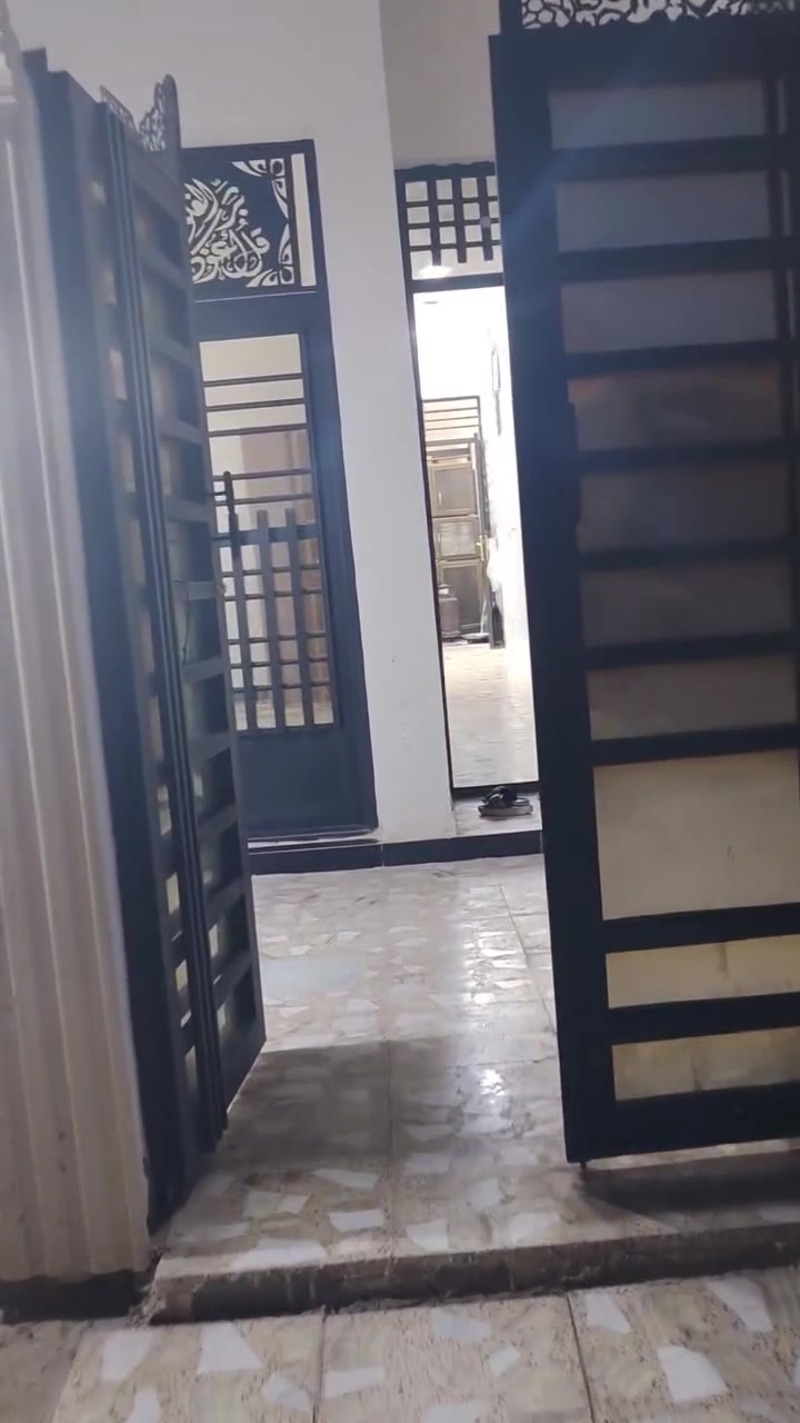 اسلا عليكم
بيت للبيع طابق ونص  مساحه ٩٠ واجهه ٥ نزال ١٨  البيت بي غرفه وستقبال وصاله وخدمات جوه وطابق ثاني بي غرفه وصاله وحمام البيت كدامه تبليط وكهرباء ومي خير من الله اسعر 70وبي مجال لشراي لتواصل, ***********
