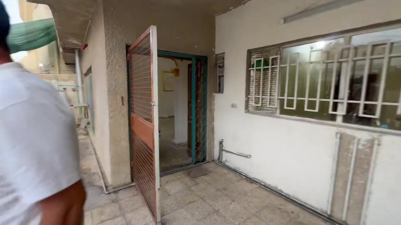 ‏للإيجار 200 متر اربع نوم صالة مطبخ ‏خدمات موقع خلف مطعم ريلاكس￼ للاستفسار الاتصال *********** مطعم
