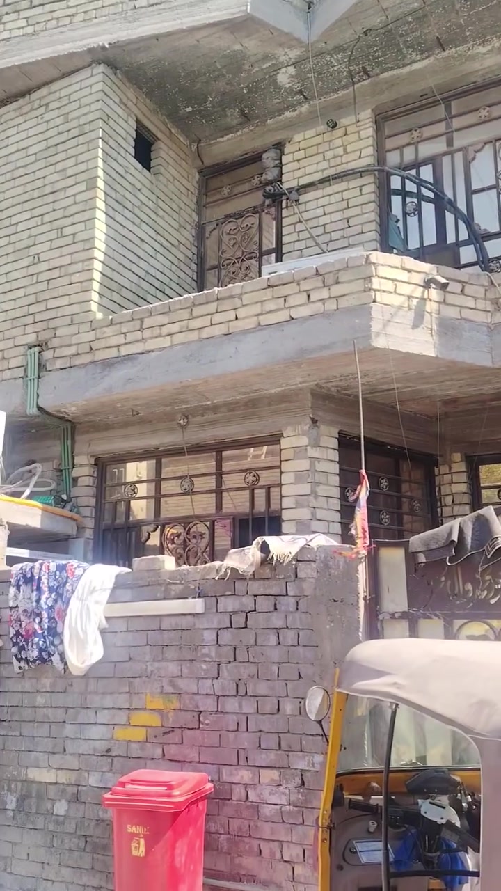 بيت لبيع الرئاسه شارع ١٥ خلف افران الورده قريب الشارع العام خلف معمل الغاز ١٠٠ متر واجه ٦وربع  بيت طابقين جاهز اربع غرف نوم وصالتين وستقبال ومطبخ الطابق الثاني سويتات ٢ وصاله سعر مناسب ب٩٠ وبيه مجال الشراي ويتاوصل خاص كافة الخدمات مجاري تبليط ارصفه كهرباء انترنيت ضوي كل الخدمات متوفره ***********
