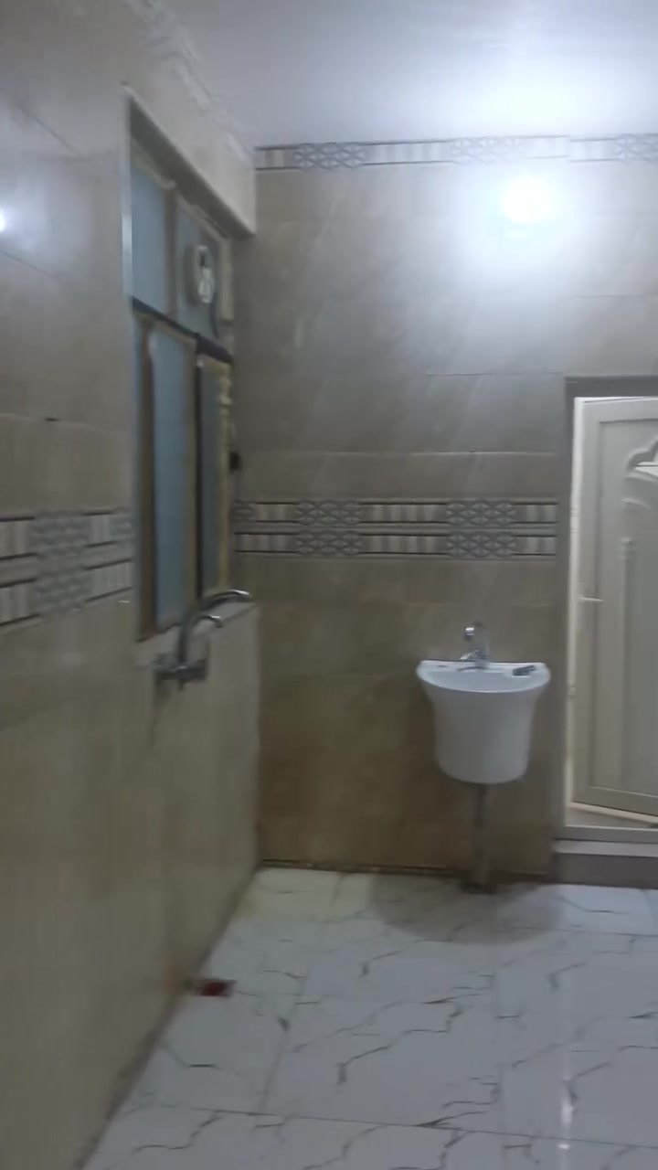 السلام عليكم شقق حديثه للايجار يوجد طابق ارضي طابق ثاني طابق ثالث شقق حديثه عوائل فقط العنوانزعفرانيه قرب حسينيه امام المهدي***********
