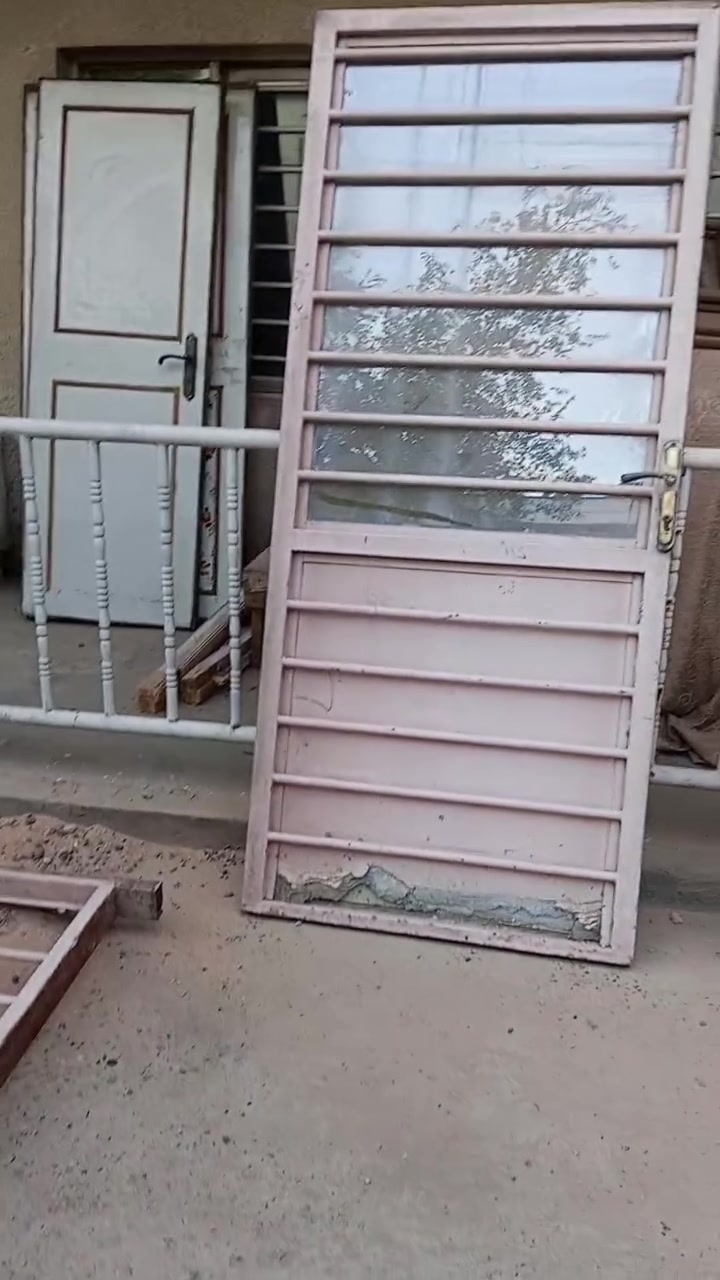 للبيع شبابيك حديد تكمه ابو الاربع وابو 3 وابو الاثنين وشباك حمام عدد 2 وباب حديد تكمه وبيبان خشبية توصا عدد 2 مال حمام عدد 3 مال غرف نوم اتصل على واتساب ***********

