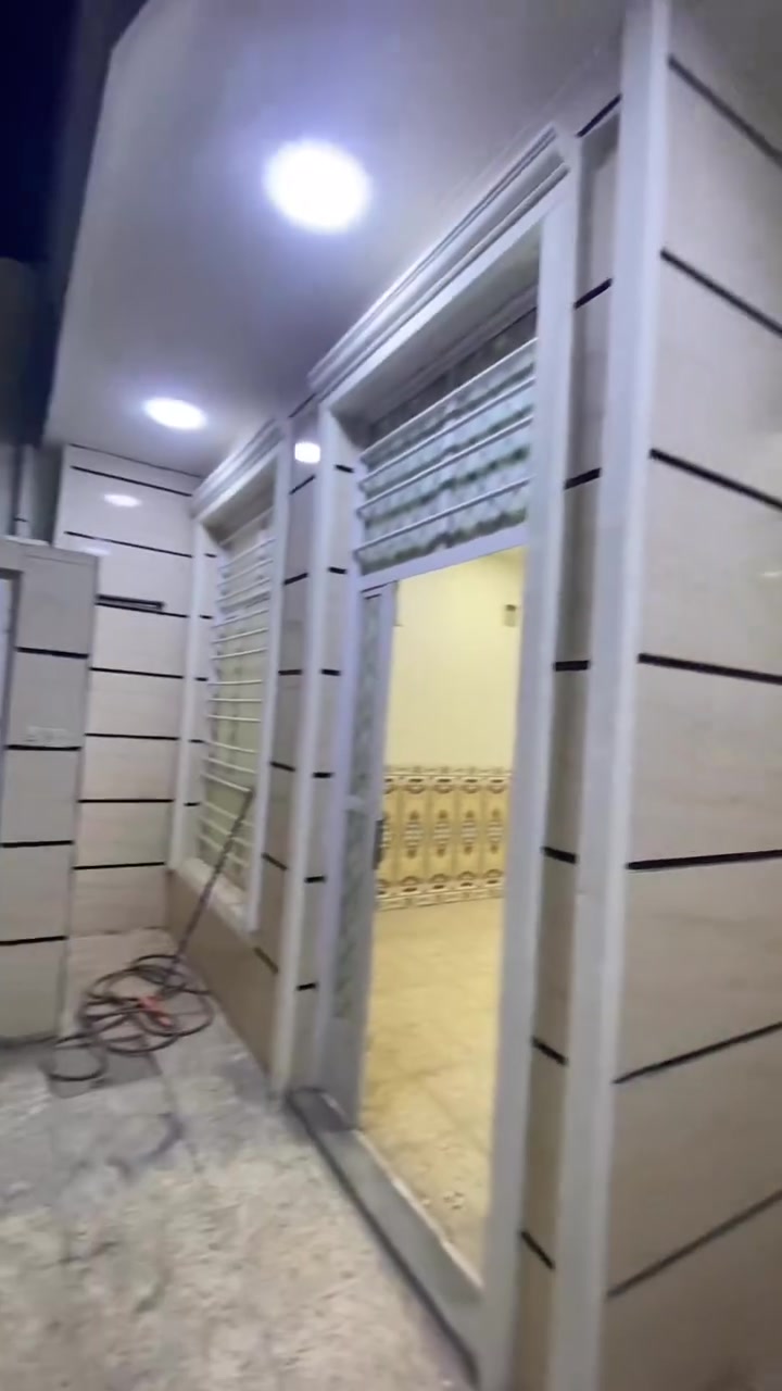 السلام عليكم للايجار شارع ليمونه مساحه١٠٠ م يحتوي على صاله مطبخ ٣ غرف نوم خدمات للستفسار***********
