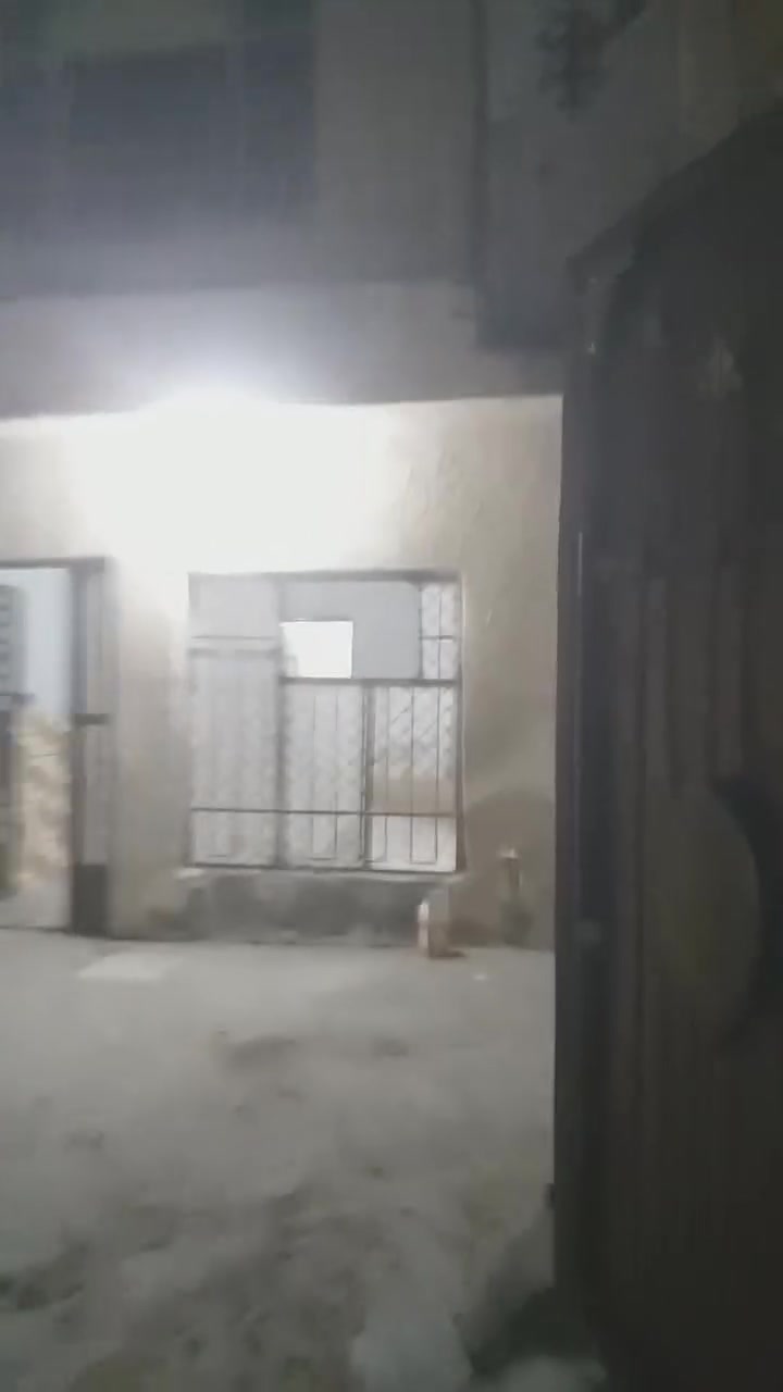 السلام عليكم اخوان بيت للايجار طابو صرف
العنوان المعوقين شارع الوازات بالفرع الثاني.
المساحة100م.       ايجاره350.
مكلف بالنشر.
***********الدلال ابو علي
