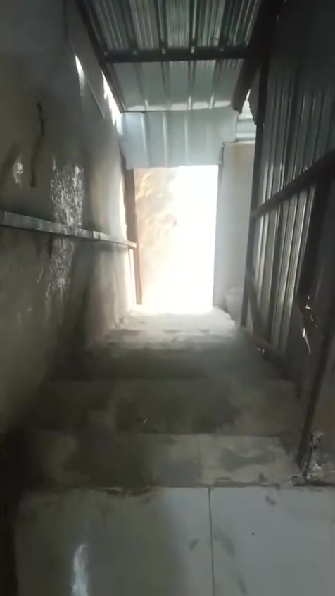 منزل طابقين للايجار المساحه الكليه180متر

المنزل معزول الطابق الارضي عن الطابق الفوك

الارضي يحتوي 3 غرف منام + ديوانيه كبيره+ هول+صاله ومطبخ +منور وصحيات داخليه+حديقه وصحيات خارجيه +مخزن وبيتونه وسطح 

الطابق الثاني عباره عن شقه معزوله تحتوي
3 غرف منام+ استقبال+مطبخ علصاله+صحيات

ايضا يوجد محل من ضمن المنزل معزول

العنوان المعقل الابله بضهر جامع سيد علي

يصلح ان يكون معهد او روضه او سكن طلاب او عائله

الايجار مليون ونص 

اي استفسار
***********
