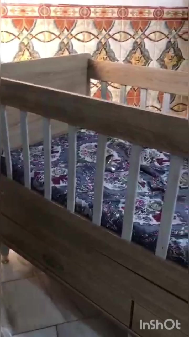 جرباية طفل من عمر سنة الى ست سنوات نظيفة وجديدة استخدام قليل مع الدوشك مالتهه وياهه مكاني بغداد المشتل استفسار يتفضل خاص اخذتهه ب250 واريدهه ب155 وبيهه مجال قليل لان الله شاهد جديدة