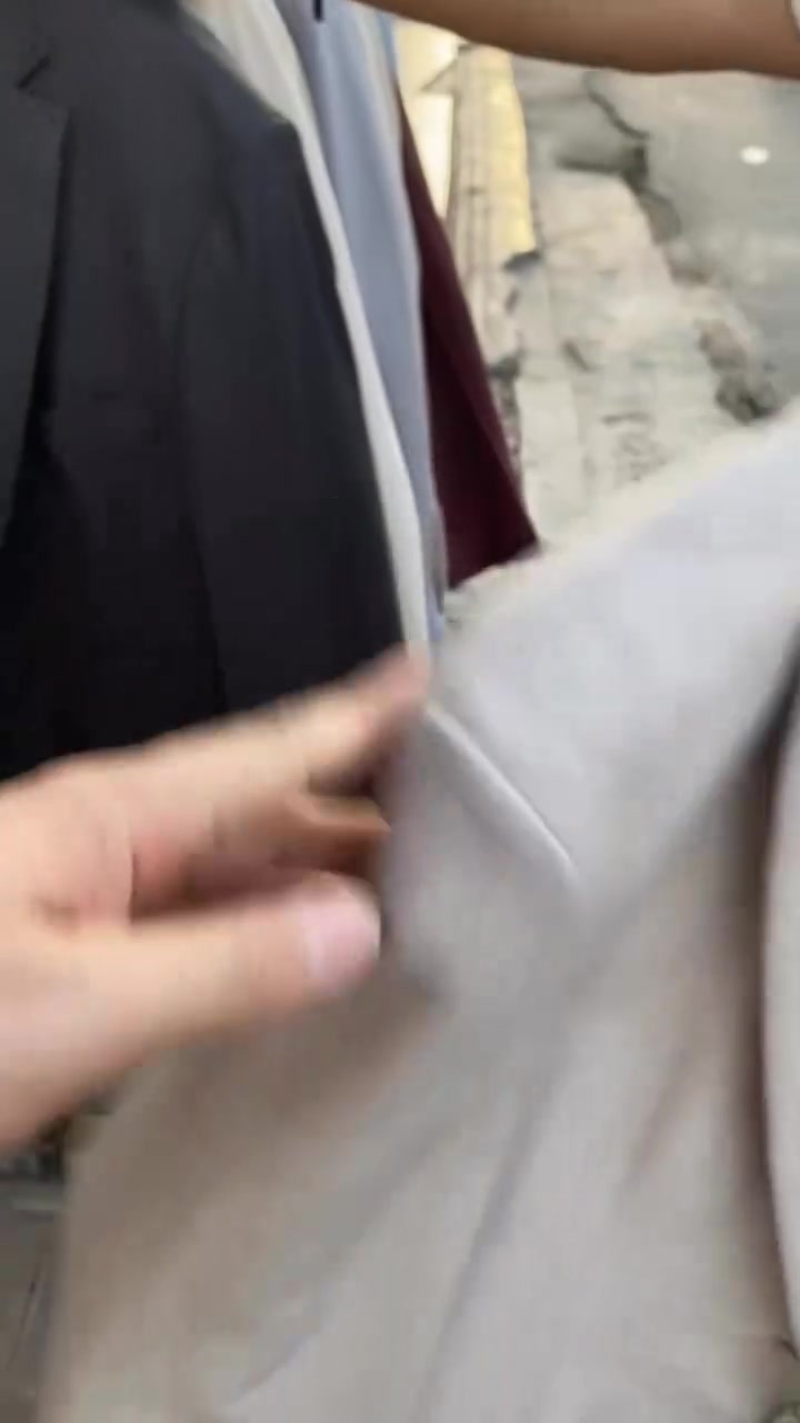 السلام عليكم عندي اكثر من ٥٠ ستره للبيع شلعه تفاصيل داخل الفديو شلع للبيع القطعه ب٨  كل قطعتين ب١٥ شلع كل الكميه مكاني بغداد توصيل هم موجود اتصال عله رقم ***********٨
