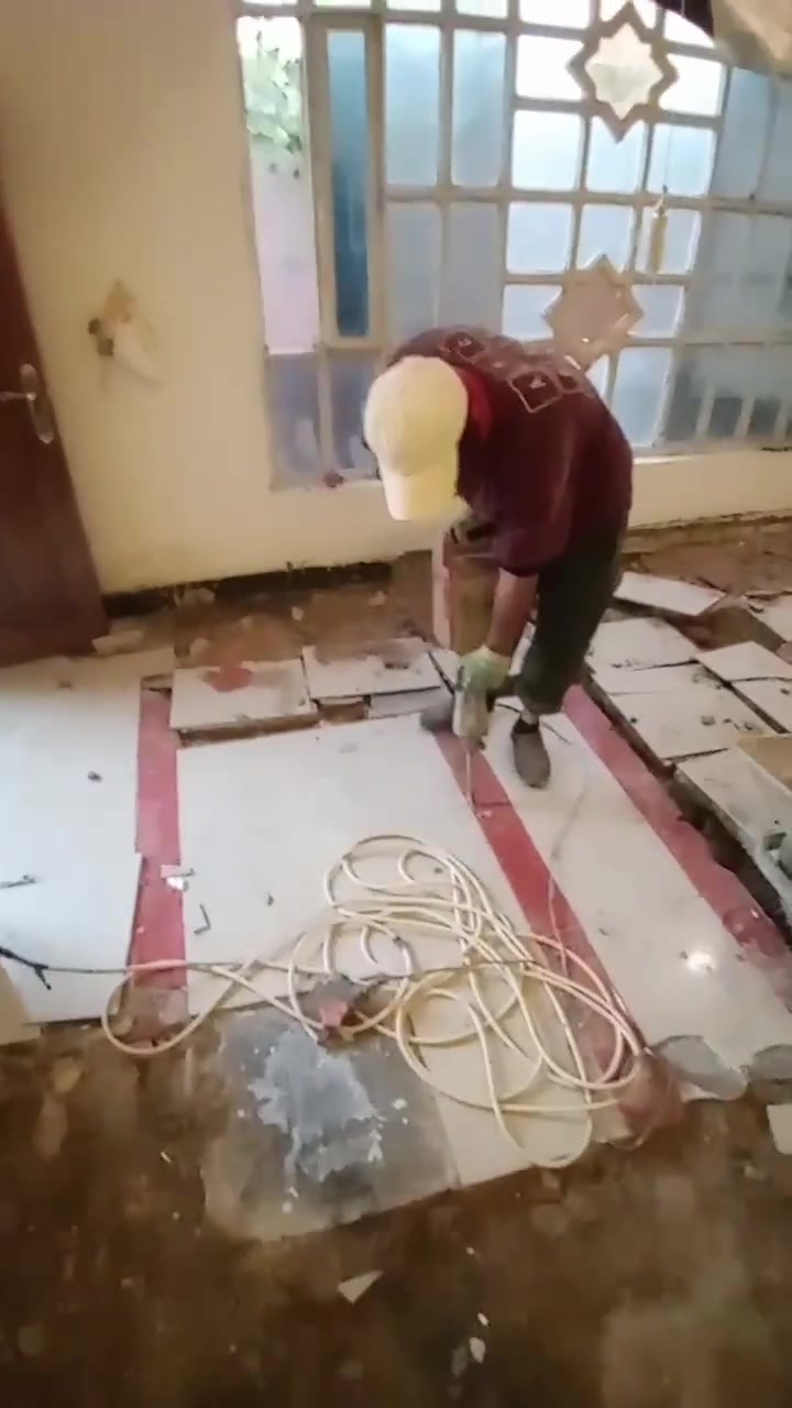 خادمكم حيدر الفرطوسي لتفليش المنازل وقلع الجدران والسقوف والترميم وتنضيف المنازل وفتح البيبان والشبابيك بالكوسره وجميع الأعمال الحره رقم الهاتف ***********

