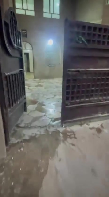 وجد سلام عليكم يوجد دار للأيجار طابقين يحتوي ع خمس غرف نوم مع خدمات نهايه حي اسيا لتواصل يوجد وتساب قرب من كليه لهادي يصلح أيضا لطلاب وعوائل ***********
