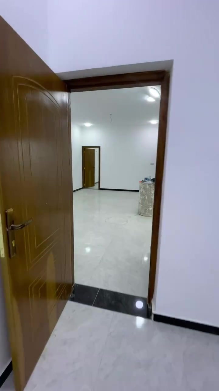 شقه اللايجار بحي الاصدقاء ديلوكس
غرفتين وصاله كبيره ومطبخ وصحيات وسطح 
الايجار 450 الف شامل الماء والكهرباء
للاستفسار : ***********
