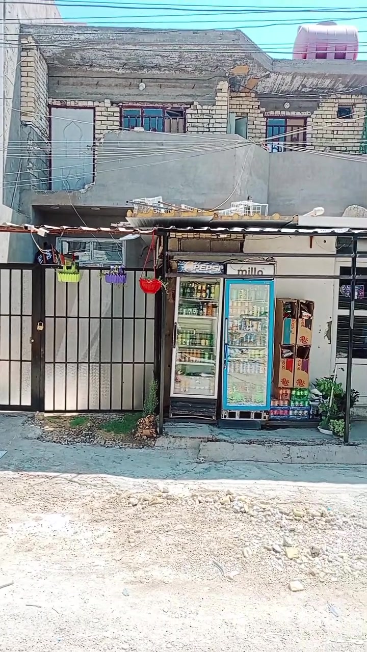 عندي بيت 150متر واجهة سبعه ونص بي غرفتين نوم جوة وثنين فوك وخدمات فوك وجوة واكو من ضمن البيت محل والفوك يرهم ايجار لان معزول مكان البي
هورجب مجمع الابراج 
هاتف *********** بي واتساب
السعر ،115مليون

