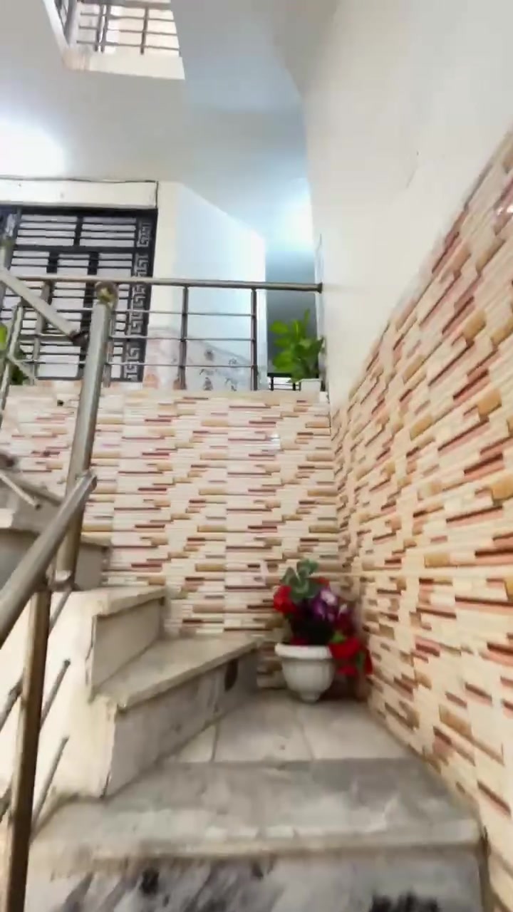 سلام عليكم  بدون دلاليه شقه لليجار طابق اول  في الدوره شارع الزيتون تحتوي على هول وغرفه ومطبخ وصحيات مطلوب عائله صغيره // ***********// 
ايجارها ٣٠٠ الف
