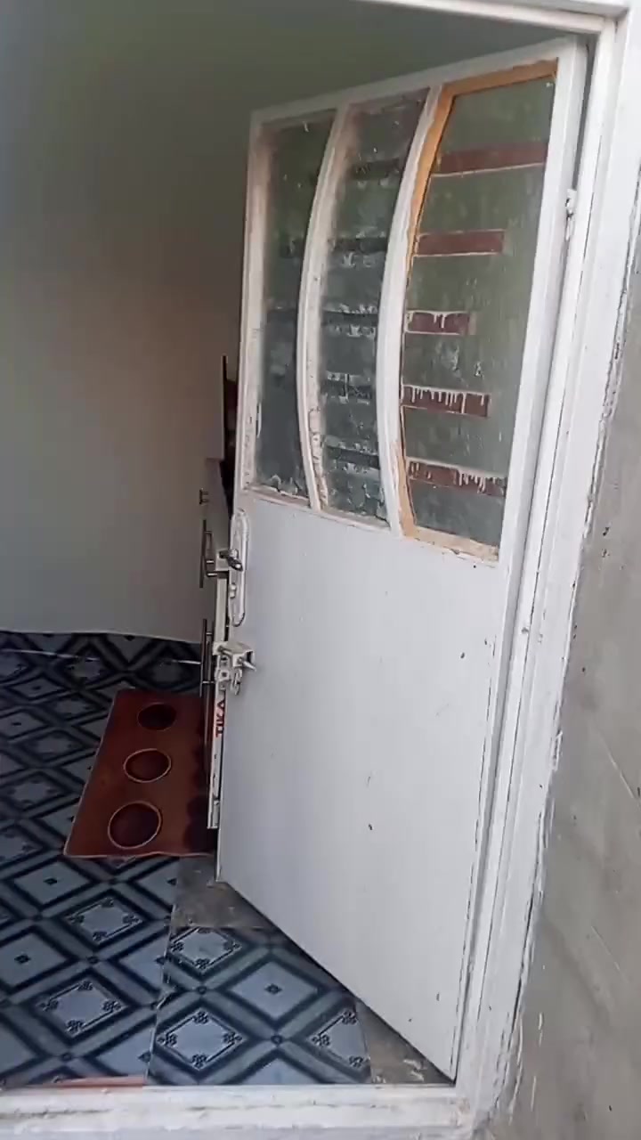 السلام عليكم بيت مشتمل حي المنتظر الثانية مساحه 81 يتكون من مطبخ وصحيات عدد 2 وغرفه وستقبال كبار  وحوش اموضح بالفيديو  السعر 7 وبي مجال  زراعي 
مكانه على نهر حي المنتظر الثانية الي يوصلك اللجمهورية

تصل او ترسل وتساب ماسنجر  وتدلل ***********
