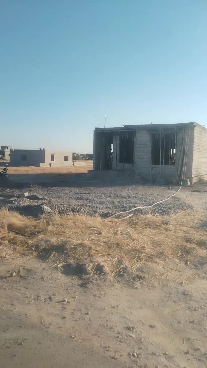 سلام عليكم بيت البيع هيكل بناء جديد
متكون من 
غرفتين 4*5
وصاله 
ومطبخ 
وتسقبال 
مساحه الأرض 340متر
مساحه البناء 135 متر
العنوان شارع الزيتون
السعر 17
واصله جميع الخدمات
 ***********
