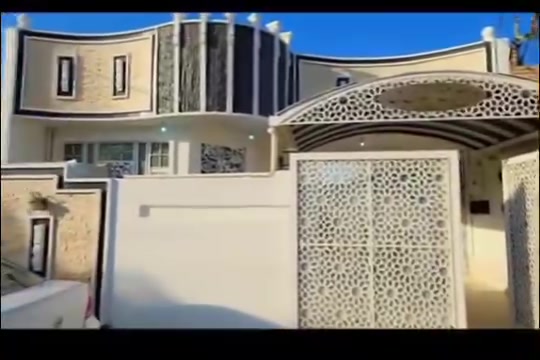 بيت في حي الحكيم مساحه ٢٢٠ متر بناء حديث غرفتين نوم استقبال هول مطبح صحبات داخليه وخارجيه طرمه بناء حديث مكان البيت بالظبط شارع العماره قرب افران المرتضى يبعد عن الشارع ١٠٠ متر عرض الشارع ١٠ متر  السعر ٨٠ بي مجال الشراي الاتصال على الرقم *********** للعلم البيت فارغ مقفول
