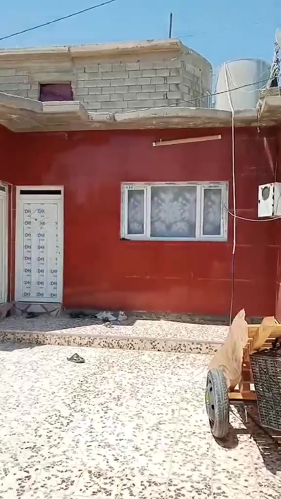 عندي بيت تجاوز بي كرت مال بلديه وبي قرص وبي ساعه مال كهرباء البيت بل هرمات الخامسه قرب تي مورت قريب على السايدين مال ربيعه مسافه 100متر البيت المساحه 280متر مربع يتكون خمس غرف وهلين ومطبخين طابقين الطابق الجوه فول كامل والطابق الثاني ايعوزو شي قليل. السعر على خاص رقم ***********،،،،،،، ***********
