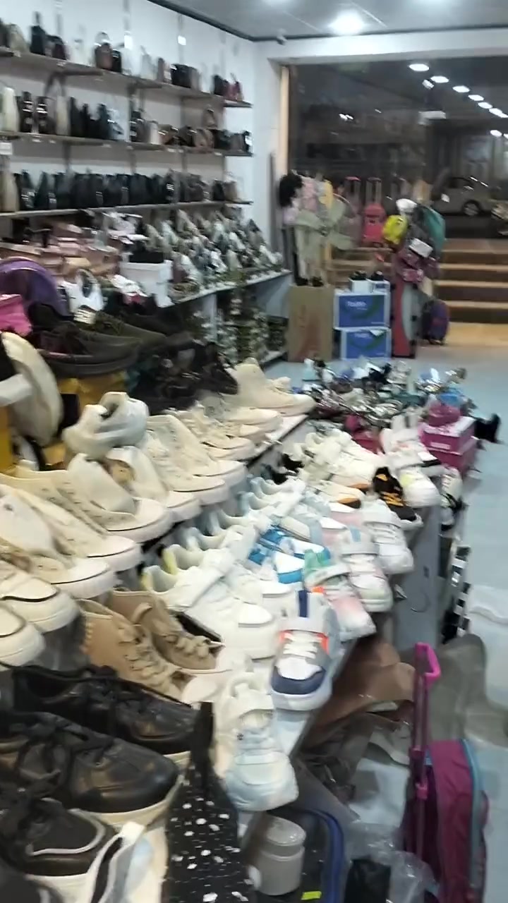 عيوني مشاركات ولايكات للصفحه تمام عيوني ويوجد لدينا صفحه الاخ بالتيك توك احذيه وحقائب الخلخال متابعه
#الجميع فدوه لايكات ومشاركات
العنوان موصل حي السماح قرب ماركت حذيفه شارع الجوري 
يوجد لدينا خدمه توصيل جميع محافظات العراقيه وداخل الموصل ايسر وايمن للاستفسار مراسله الصفحه او الاتصال واتساب ***********
*********** بكر الحنين
