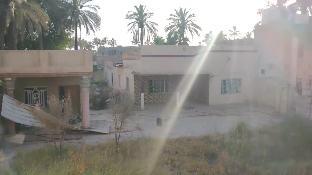 السلام عليكم بيت قديم للبيع المساحه 650 متر قرب صيطرت اثار بابل واجه 16 متر نزال 41  ابيعه قطعه  وجه على شارع عام حله بغداد هاتف ***********
