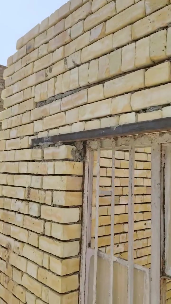 اخوان عند صديقي بيتونه ٣ ونص× ٣ ونص رايدها نجاره وحداده وصب. وانت بكيفك تريد صب طواسه كراكه او خباطه لان هي صغيره وموضحه بالفديو... ادا سعرك مناسب راسل الأرقام بيها واتساب واتفق... ومكانها بدايه الاعظميه. 
***********
*********** بيه واتساب.
