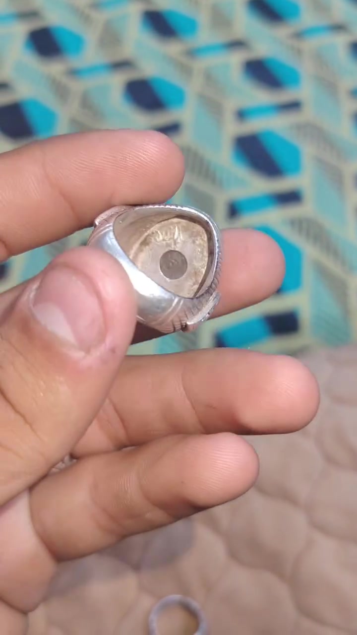 شلع بسعر مناسب جدن وزن الكلي 102 تواصل*********** المكان مدينه الصدر
