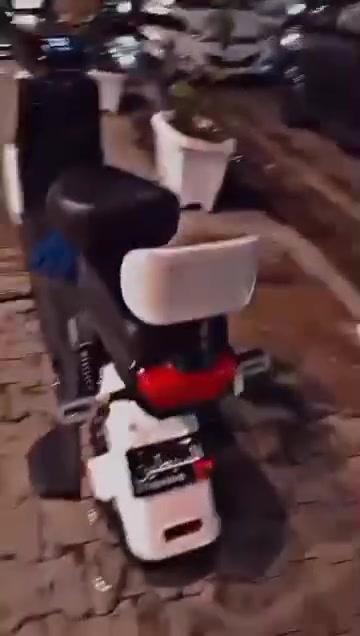 دراجه شحن حجم 14 جديده سعر 200
شنو ماركة/موديل دراجة الشحن بالضبط؟ وإذا بيها مواصفات إضافية مثل السرعة أو نوع المكابح اذكرها.: 
سرعة 60 حقيقي و حجم 14
الدراجة جديدة تماماً لو بيها استخدام بسيط؟ وإذا مستعملة، شكد مدة الاستعمال وهل بيها أي ملاحظات أو عيوب؟: 
استخدام بسيط 
وين موقعك بالضبط بالعراق حتى الناس تعرف الاستلام أو التوصيل؟: 
بغداد عظيمه شارع عمر بن عبدالعزيز 
السعر 200 نهائي لو بيه مجال؟ وإذا أكو مجال شكد آخر سعر؟: 
بيه مجال
التسليم شلون يكون: استلام من المكان لو توصيل، وهل تقبل الدفع عند الاستلام؟: 
استلام من المكان مستعجل عله بيع دراجة
