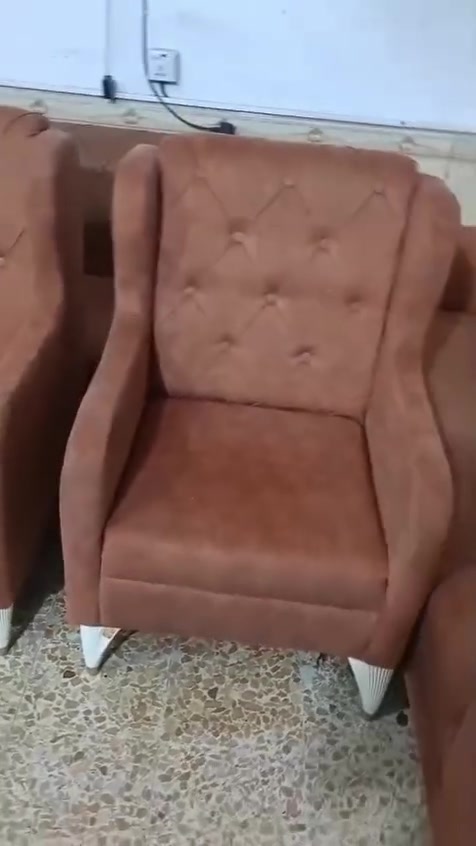 سلام عليكم تخم لون مشمشي كلش حلوو او نضيف كدام  العين كراسي ثنين او ثنين كبار الوحده مترين  مستعجل عله بيعه سعرر ٢٥٠ وبي مجال عنوان نجف حي سلام اتصال رقم 
***********
