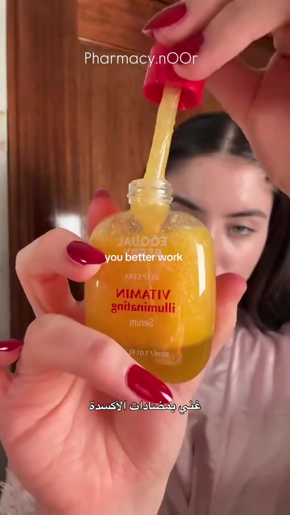 سيروم فيتامين سي المضيء للبشرة (Deep Cera Vitamin Illuminating Serum)💛
من الماركة الكورية 🇰🇷الشهيرة إيكوال بيري (Eqqual Berry). يحتوي مستخلص الأسرولا (بنسبة 40%): فاكهة غنية جداً بفيتامين C الطبيعي ومضادات الأكسدة، وتعمل كبديل لطيف وفعال لتفتيح البشرة دون التسبب في تهيجها مقارنة بفيتامين سي التقليدي.النياسيناميد (Niacinamide بنسبة 4%): يساعد في توحيد لون البشرة، تقليل حجم المسام، وتنظيم إفرازات الدهون.حمض الترانيكساميك Tranexamic Acid مكون فعال جداً للتخلص من التصبغات العميقة، الكلف، وآثار الحبوب.السيراميد والهيالورونيك أسيد لترطيب البشرة بعمق، تعزيز مرونتها، وحماية وتقوية حاجز البشرة الطبيعي.
مناسب لجميع انواع الـبشرة حتى الحساسة. 
طريقـة الأستخدام  : صباحاً ومساءً بعد التونر وضع واقي نهاراً  

كوزمتك ريحانه❣️💫🎗

#العنوان /كوت /الانوار /شارع المواكب 🛕
للحجز /***********📲
توجد خدمة توصيل 🚜🪝

نص مكتوب في الصور:
- سيروم ايكول بيري ❤️ يحتوي على الفاييمن سي وكبسولات كريم السيراميد التي تعزز الرطوبة داخل البشرة وتقوي حاجز البشرة يحتوي على ٨ انواع من الهايرونيك اسيد والبانثينول الذي يعزز قوة البشرة ويقلل من مظهر المسام عن طريق موازنة الزيوت والرطوبة @to.t2582
- Vitamin Illuminatin سيروم
- • يُفتح ويوحّد لون البشرة
- • يمنح إشراقة ونضارة فورية
- • يرطب بعمق ويعالج التصبغات
- • يحتوي فيتامين C، نياسيناميد، وهيالورونيك أسيد
- • مناسب لجميع أنواع البشرة، حتى الحساسة
- يُستخدم صباحًا ومساءً مع واقي شمس في النهار
- @to.t2582