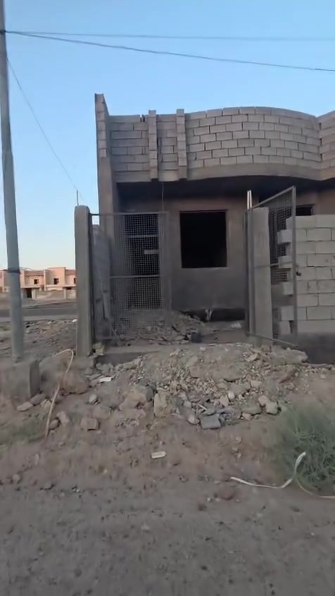 بسم الله إعلان بيت للبيع الرمادي ال٦كيلو قرب المجمع المدينه المميزه اول فرع امام المدينه المميزه بصف شارع ٤٠ مثل ماواضحه ب الفديو البيت كدامك شغل درجه اولى حجر ماء مجاري مشتغلي كهرباء المساحه ٢٤٠متر يحتوي الدار على ٢غرف نوم استقبال مطبخ هول بيتونه كبيره تعتبر صاله شارع ١٠متر البيت طابو صرف تحويل مباشر نقص سيراميك ابياض وبوب شبابيك وسعره مناسب أستفسار اكثر ***********
