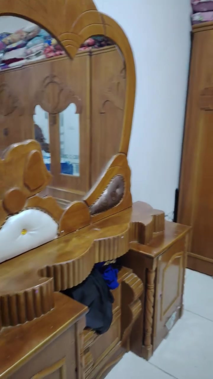 سلام عليكم غرفه البيع خشب ثقيل سعر ٦٠٠ وبيه مجال *********** هاذه رقمي

