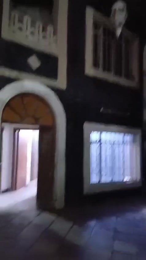 بيت مساحته ٢٥٠م ايجاره مليون ونص بالوليد عالتجاري يصير روضه ويصير عيادات هم للاستفسار ***********
