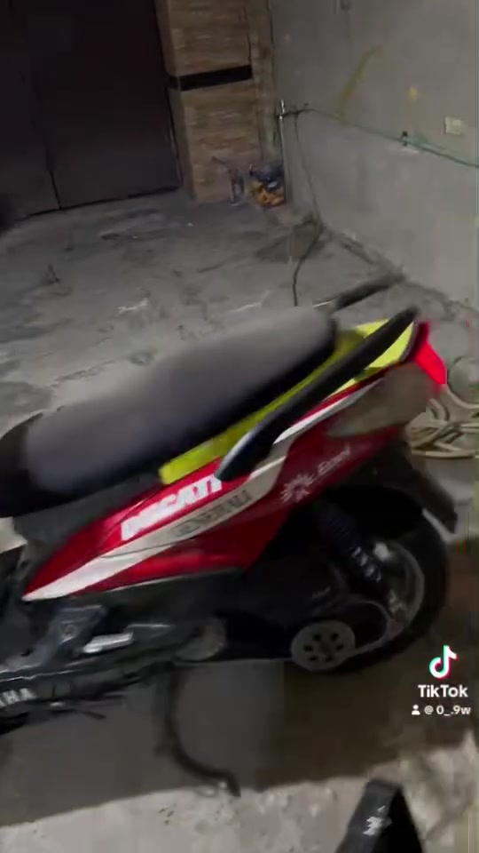 سلام عليكم دراجه سكنس فحل للبيع الدراجه نضيفه ما بيه اي شي بس ادامه للكلجات وتبديل الخرز صوت بلخرز الدراجه خير من اللّٰه شلعه ومعدل مكاني بغداد حي العامل اي استفسار ***********بي واتساب
