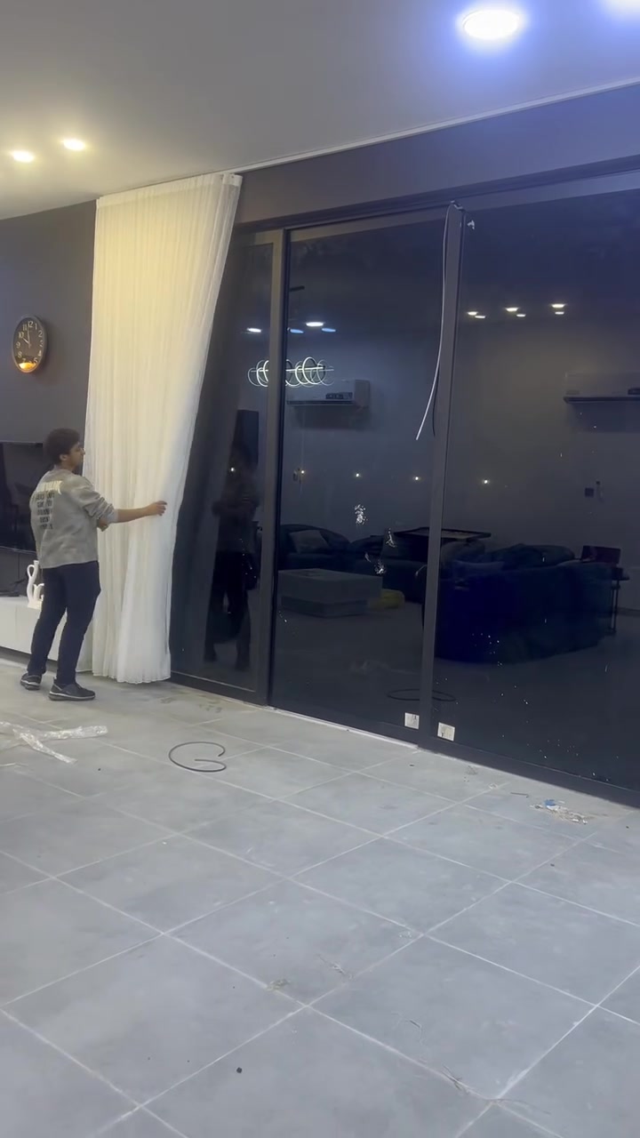 موجاتُ ويفي تنسابُ كالحرير،
تطوي وتكشفُ سحرَ النورِ في كلِّ زاوية.

ستائرنا غير، والجمالُ عندنا أكيد، تواصلْ ويانا.
  على ***********
