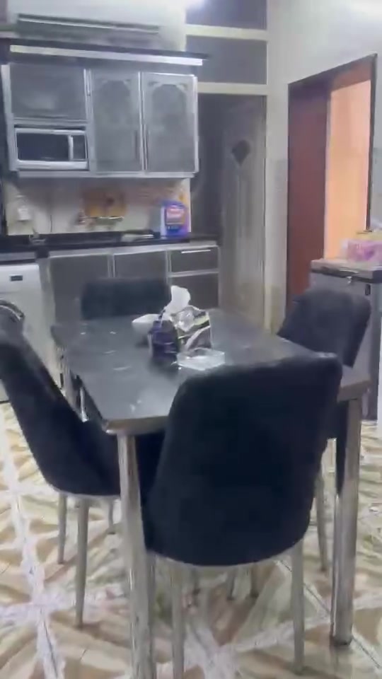 السلام عليكم شقه للبيع . من المالك مباشره بدون دلال .
الاعظميه . نهايه شارع عشرين مقابل اسواق دانيه ورانيه بجانب مسجد الكريم طابق ثالث( بدون مصعد )
تحتوي على مطبخ وصحيات وغرفتين . وصاله سندويج من السطح . 
بسعر 95 مليون وبيها مجال للجادين . 
للاستفسار الاتصال 
***********
