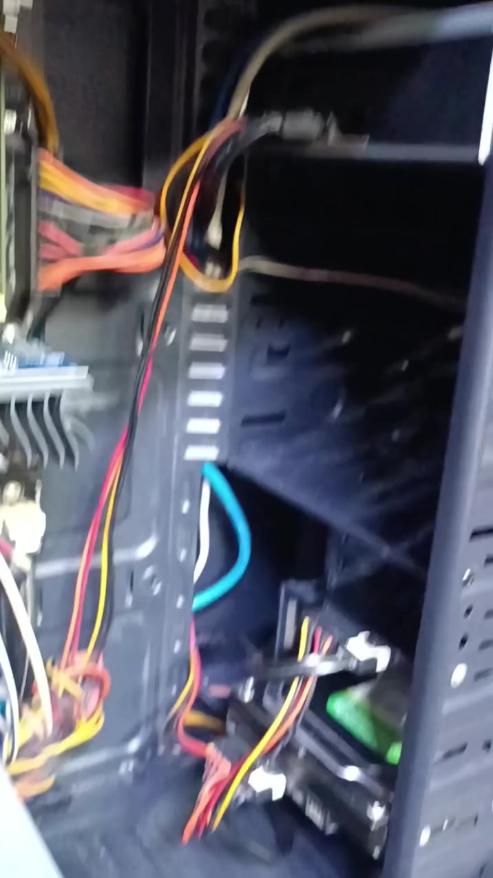 السلام عليكم اخوان 
خدمة مساعدة الفقير 😁
ال pc مالتك كاتله التراب
 صارلك شكد ما منظفه 
لتحتار ولتودي محلات الصيانة
 الي اول متسلم عليه يكلك ب 25 و ب 50
جيبه يمي واني انظفلكيا وابدلك المعجون واسويلك كيبل مانجمنت(ارتبلك الكيبلات) ب 15 الف بس وادزلك تصوير قبل واثناء وبعد العمل وتجي تستلمه وتفحصه بيدك 
للمعلومات ارقى المواد استعمل ف لا احد يجي ويسقط  
*ملاحظة اشتغل من البيت مكان حاليا ماعدي تريد تجيني للباب وتسلمه من الباب تريد ادزلكيا توصيل الشغل مو عيب 
للتواصل/ ***********

المقطع الثاني طلب فقط تنظيف مو ترتيب كيبلات
