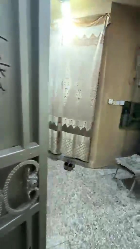 بيت مناسب للزوار للبيع
مساحة ١٠٠ متر طابقين 
مكانه شارع الحولي قريب مستشفى الكفيل عمود ١٣٧٢
سعره ١٦٠ مليون 
***********
