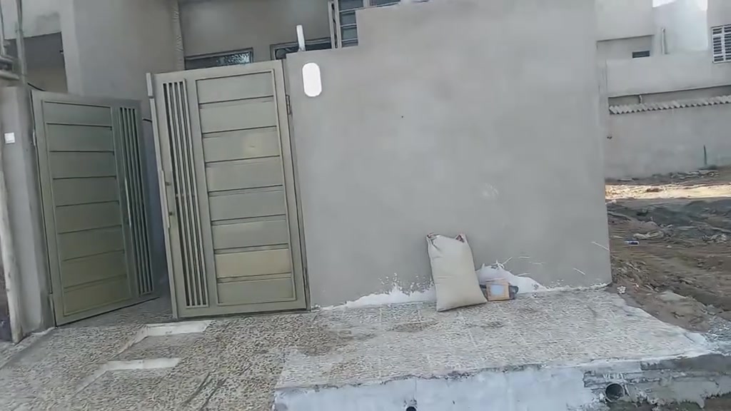 🔥 فرصة ممتازة للسكن أو الاستثمار!
​بيت كامل ومكتمل بمساحة 100 متر في موقع مميز:
📍 الملايين الثانية / مجمع الملك - تقطيع عمر الطويل
​🏠 يحتوي على:
غرفة + صالة + مطبخ + استقبال + مشتمل داخلي وخارجي.
​💵 السعر: 55 مليون (وقابل للتفاوض البسيط)
​📞 للتواصل والحجز:
اتصل بنا على: *********** أو راسلنا عبر رسائل الصفحة.
