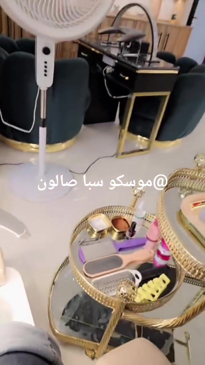 للفائده
مجمع الطبيب الجراح محمد الباقر 

اليوم اريد انقللكم تجربتي يم
الدكتورة حنين الصراف 
موسكو سبا صالون 
اول شي أبدأ الدكتور حنين الصراف وشغلها يجنن وايدها تنلف بحرير واسلوبها الراقي وموادها الاصليه من افضل وارقى الماركات وماحجيلكم عن عيادتها تجنن والنظافة والدزاين كل شي بيرفكت حرفيا

 @@موسكو سبا صالون اليجنن طبعا اني عندي اهم شي النظافه
مااحجيلكم عن الترتيب وجمال المكان والاسلوب الراقي لكل الموظفات من أصغر وحده لأكبر وحده 
كل شي احجي عنهم قليل بحقهم ربِ يبارك بيهم ويرزقهم أضعاف مضاعفة  يعني حرفيا كل شي سويت حقن وهايدروفيشيل ومعالج وشسوار لشعري وشيره  ومساج وحمام مغربي وبدكير ومنكير والحلو بي كل شي متواجد بمكان واحد ما يحتاج ترحين لغير مكان 
وهسه اتركم ويا جمال المركز

نص مكتوب في الصور:
- @موسکو سبا سالن
- @موسكو سبا صالون