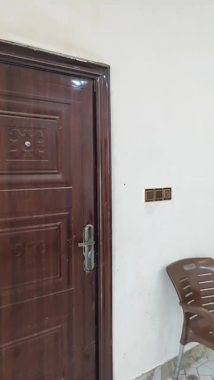 🏡 إعلان بيع بيت بمساحة 200 متر مربع – موقع مميز وخدمات كاملة 🏡
📍 الموقع والمميزات العامة:
المكان: التفيج (يفصله قطاع واحد فقط عن المدارس وحديقة قريبة)
المساحة: 200 متر مربع
الخدمات: ⚡ كهرباء | 💧 ماء | 🛣️ تبليط | 🚽 مجاري | 🔌 مولد قريب | 🌳 ساحة خضراء
🔻 تفاصيل الطابق الأول (مكتمل بالكامل ✅):
✅ استقبال واسع (7 × 4)
✅ صالة كبيرة (8 × 4)
✅ مطبخ (5 × 4)
✅ غرفتين نوم (5 × 4 لكل غرفة)
✅ حمام داخلي
✅ مناور عدد (2)
🔻 تفاصيل الطابق الثاني (مكتمل جزئياً):
✅ صالة (5 × 4)
✅ غرفتين نوم (4 × 3 لكل غرفة)
❌ غرفة نوم كبيرة (7 × 4) — (هيكل غير مكتمل)
❌ غرفة نوم (5 × 4) — (هيكل غير مكتمل)
❌ حمام — (غير مكتمل)
🔻 السطح:
✅ سطح وستارة مكتمل بناء درجة أولى
💰 السعر: خاص عند التواصل
📞 للتواصل والاستفسار: ***********
