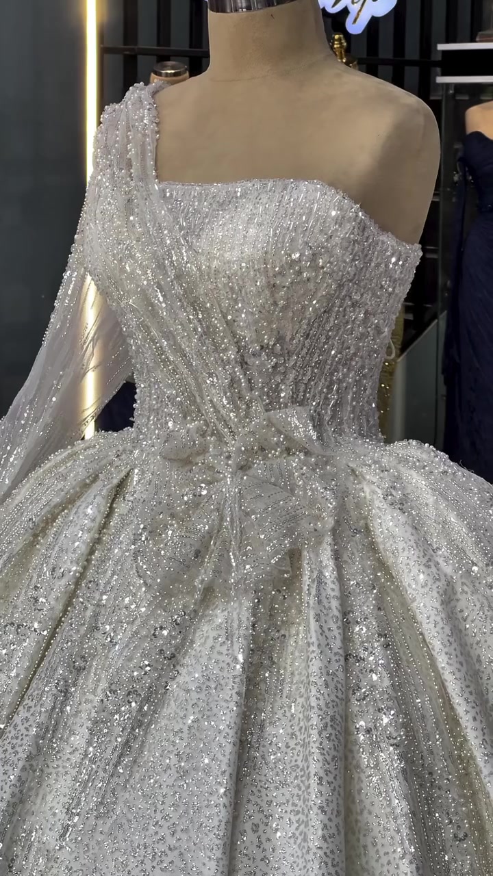كوردى - عربي
 بۆ بۆنەو و ئاهەنگه كانتان لەگەل ئێمه شاهانه و جياواز دەربكەوه
هەولێر - ٤٠ مەتری جۆت سایدی رۆناکی نزیک فلکەی زراعە
: ***********
***********
لمناسباتك وحفلاتك كوني ملكية و متميزة معنا
٢ عراق / اربيل /روناكي
***********
***********
#عروسة #زفاف #بووك #عزيه #جلى_بووکێنى
