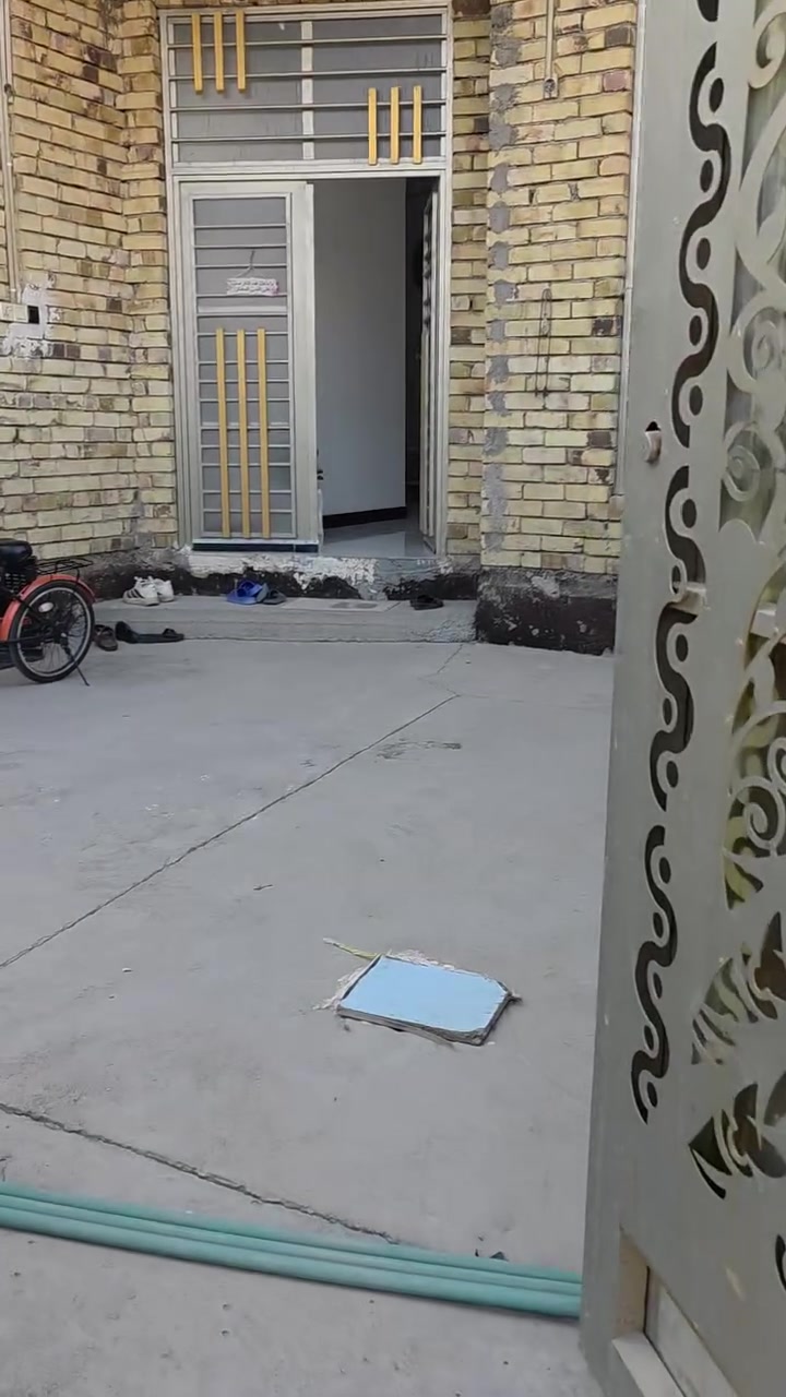 يالله السلام عليكم دار للبيع المساحه ٢٠٠ متر ملك صرف زراعي بناء حديث ٤ غرف نوم وصيحيات فوك وجوه   وصاله وكندور ومطبخ  بالطهمازيه شارع مدرسه الهدف عالتبليط خدمات كامله 
سعره ١٢٥ وبيه مجال قليل *********** واتساب 
متوفر عدد من البيوت والقطع @إشارة
