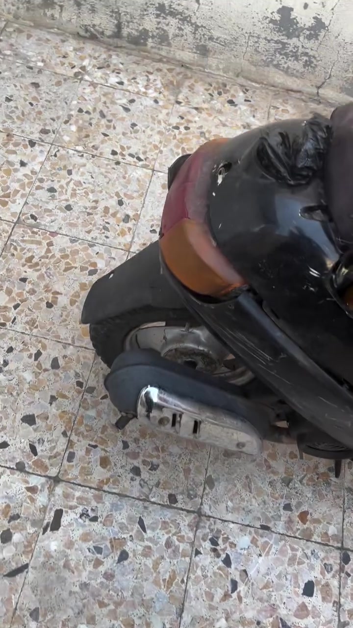 دراجه متروكه مامفتوحه تشتغل رادلها راس بلك فقط صارلها متروكه 4تشهر بل مخزن حاطلها كابريه وهندر جدد سويتها وتركتها سعر150وبيها مجال قليل ***********
