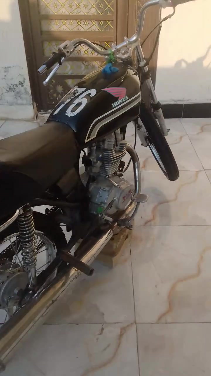 سلام عليكم دراجه اربعه كير  (كلك كلك) مديل 21
دراجه حلوه وناعمه مفتوحه مره وحده دراجه حلوه وياله جدد 
تايرات جدد دراجه ما ناقصه اي شي السعر 225 وبيهه مجال بسيط 
***********           مكاني نجف

