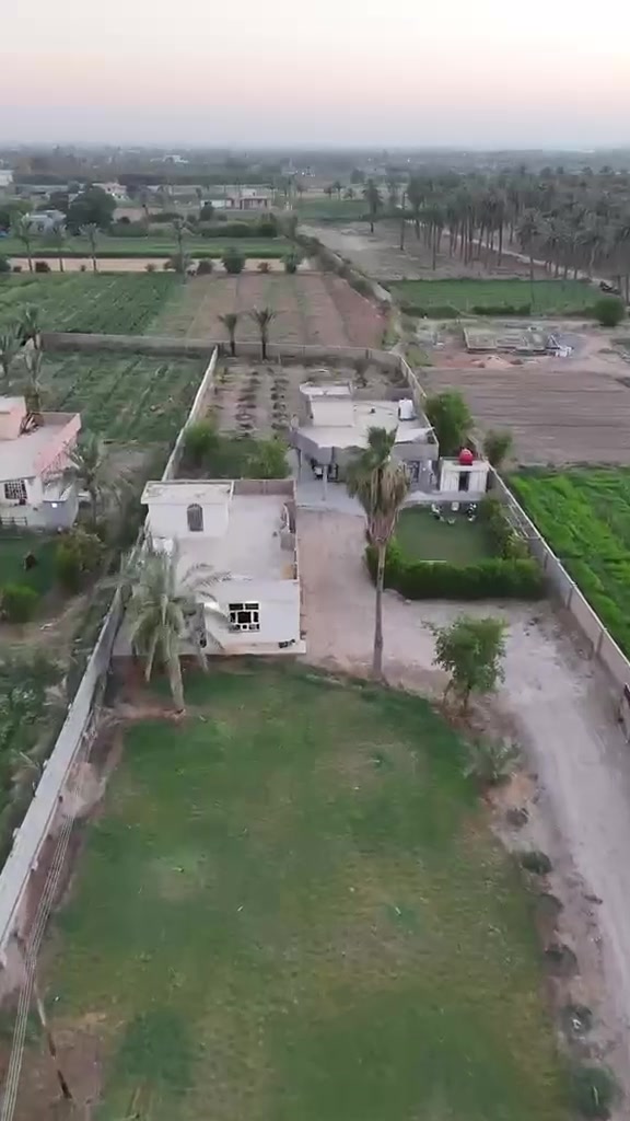 بستان طابو زراعي سند 25  تحويل مباشر باسم المشتري
■المساحة دونم ونص 
 الواجهة 30 متر
النزال 125  متر
■مجهز بخط ماء اسالة 
■مع بئر ماء حلو
■مع منفذ ري فلاحي 
■مجهز بمنظومة طاقة شمسية 16 امبير ليلي نهاري مع سبالت انفيرتر متحكم بالامبير وسبالت كمبريسر
●الموقع تجاري في قضاء ابوغريب منطقة حميد شعبان (الشارع الوسطاني)
حيث يقع على الشارع الرئيسي للمنطقة الذي يربط طريق ابوغريب القديم بالطريق الدولي السريع
●يتكون من دارين كل دار بمساحة 220مترمربع
الاول  جديد هسه طالع من عنده العمال  سقف كونكريت مسلح غرفتين نوم وهول ومطبخ واستقبال
والثاني بناء سنة 2020  سقف كونكريت مسلح بنفس التفاصيل البيت الاول
●يحتوي حدائق ثيل طبيعي بمساحات مختلفة من كل الجهات اضافة الى مغروسات نخل واشجار ومحاصيل مثمرة متنوعة
●المسافة للشارع واضحة بالفديو علما ان محرم الشارع 2 متر فقط
اي ان فرق المسافة تابعة للبستان،

■البستان يصلح للسكن 
 او الاستثمار  بتقسيمه الى مزرعتين الاولى بمساحة دونم واحد من ضمنه بيت والثاني نصف دونم مع بيت الثاني
السعر 410مليون وقابل  للتفاوض 
للاستفسار ***********
