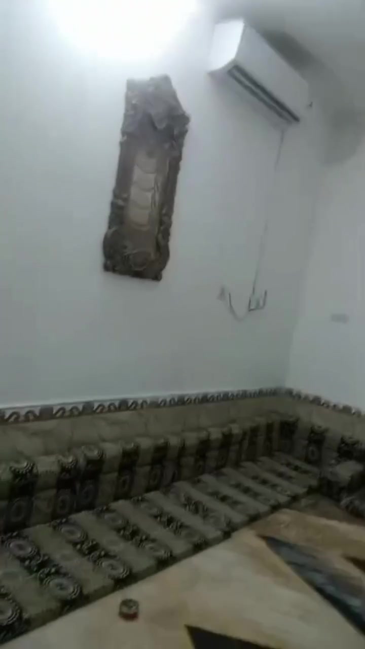 بيت طابقين 120 متر مساحه فوك 3 غرف وصاله وصحيات وجوة غرفتين وصاله ومطبخ ودوانيه وصحيات وحديقه بره البيت العنوان شارع السفينه فرع ملعب الفرات الاوسط نهاية الفرع واكو خدمات بالمنطقه بيت ابو سيف السعر 95 للتواصل عبر الرقم 
*********** او عبر الخاص طابو اسهم
