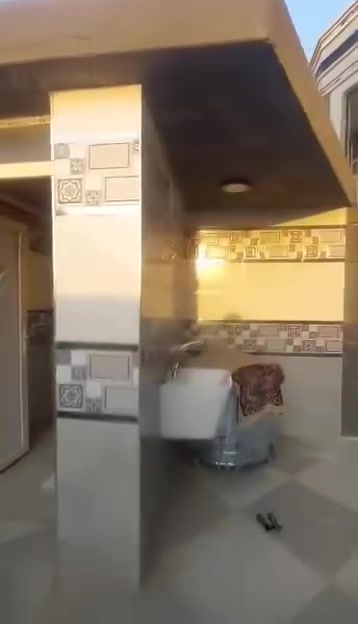 للبيع بيت طابقين في الفلوجه/الجغيفي الثانيه مساحه ٢٠٠م وجه٨ والنزال٢٥ بناء حديث  طابو زراعي ملك صرف يتكون من كليدور + أستقبال + مطبخ + حمام +٢ غرف نوم + صاله + كراج أما ط٢ يتكون من ٢ غرف نوم وصاله وحمام كما موضح في الفديو وبسعر ١٧٥ مليون وتجلس مع صاحب العقار وتفاوض على السعر للأستفسار على وات ساب *********** أو الأتصال ***********
