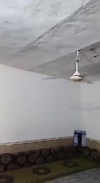 بيت 200متر طابو صرف بناء قديم بس ينسكن
 بي حاليا مؤجر   حي الغدير قرب مدرسة القاهرة  والمدرسة الجديده بالفرع رابع بيت عن الركن كافة الخدمات متوفرة 
غرفتين وصاله واستقبال ومطبخ وصحيات 
السعر 80 وبي مجال
***********
