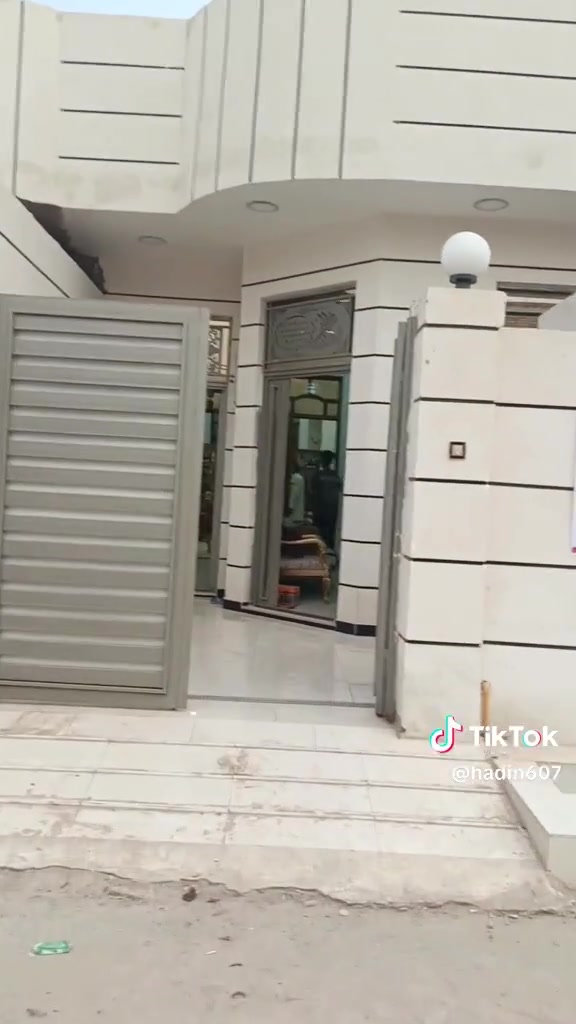 سلام عليكم  بيت للبيع مساحه 200 م
منطقه حجي حسن الثانيه سند 25   بناء حديث  
***********
