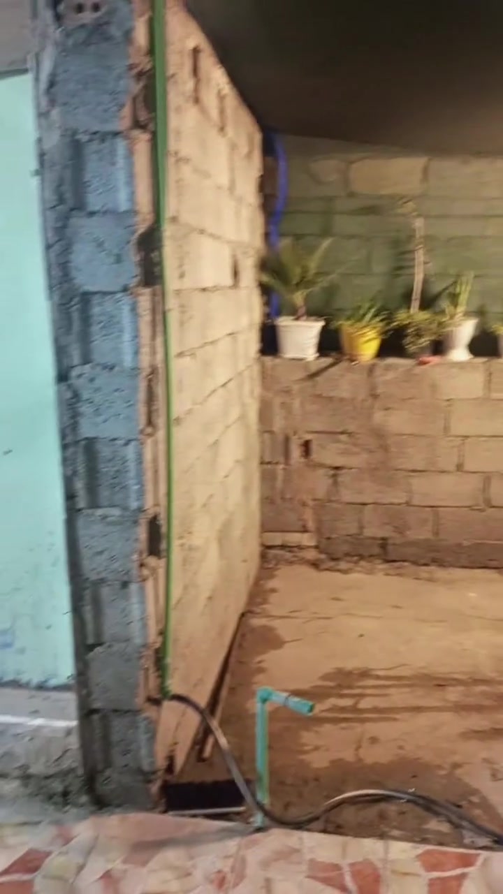 دار للبيع مساحته 150 مقابيل النازحين قريب عالشارع شارع تبليط كامل خدمات نقص ستاره وبيتونه رقم ***********
