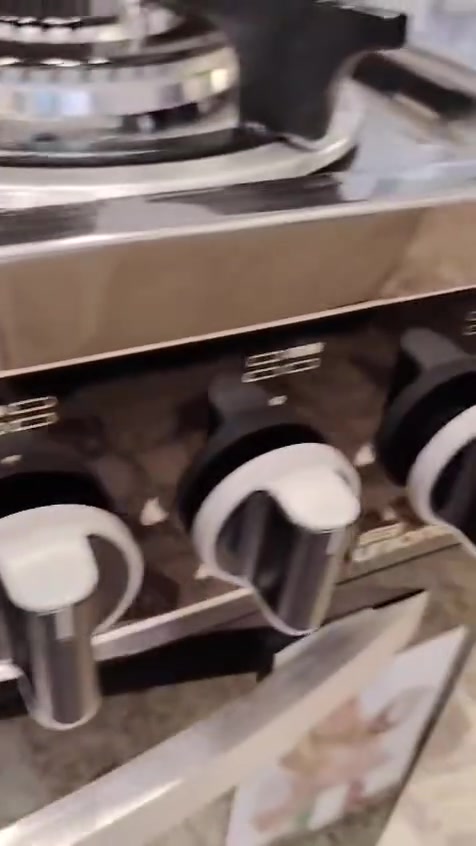 🔥طباخ يونين أير مصري سل ستيل كامل للبيع🔥
الطباخ مصري دزاين ايطالي 🇮🇹 وماركه معروفه Uoinaire نظام اللمس بتشغيل الكهربائيات (( تاااج )) الجداحات والضوه مال الفرن والماطور وبيه ميزه (( المروحه الداخليه )) للفرن لتبريد الفرن وتوزيع الحراره بالفرن.
✅️ الطباخ مستعمل بشكل كلش قليل كلش كلششش نظيف اخو الجديد وبعده نايلون مال شركه بوحده من الصفاح.
❤️‍🔥الطباخ حجم 60×60 أكبر حجم بالطباخات ال 4 عيون .
ناره زركه العيون والفرن ...وكل الكهربائيات تشتغل لمس (( تااااج ))فووووول.
🔴 السعر 240 قفل 🔴 والسعر مابيه اي مجال قفل رايديه اصحابه. 
⭕️ سعره بالشركه مال يومين اير والمعارض ب 640...يعني ديبيعوه بثلث سعر الجديد وهو مايفرق عن الجديد بشي ⭕️.
(( لا تراسلني منزله وكاتبه رقم اصحاب الطباخ ))
صاحب الأغراض ابو علي
***********
