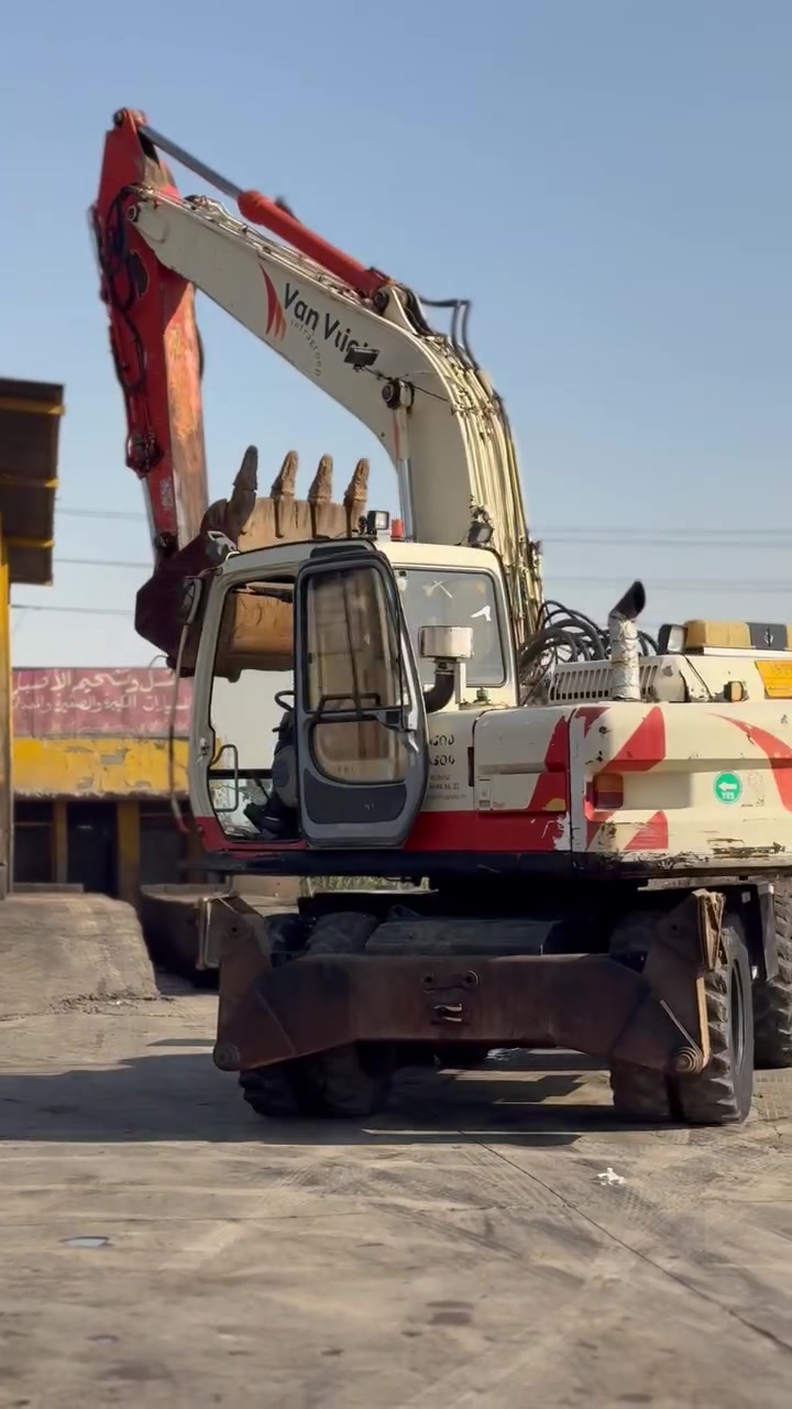 🏗️ حفارة إطارات (شفل/حفار تايرات) للبيع
تفاصيل المعدة:
 النوع: حفارة إطارات (Wheeled Excavator) - Van Vliet.
 الحالة: شغالة وجاهزة للعمل مباشرة، الفحص والمعاينة موقعياً.
 المواصفات: محرك ونظام هيدروليك بحالة ممتازة، أرجُل تثبيت (Outriggers) شغالين، إطارات بحالة جيدة.
الموقع: الموصل
📞 للتواصل والاستفسار: ***********
💬 أو التواصل عبر الخاص / الواتساب
